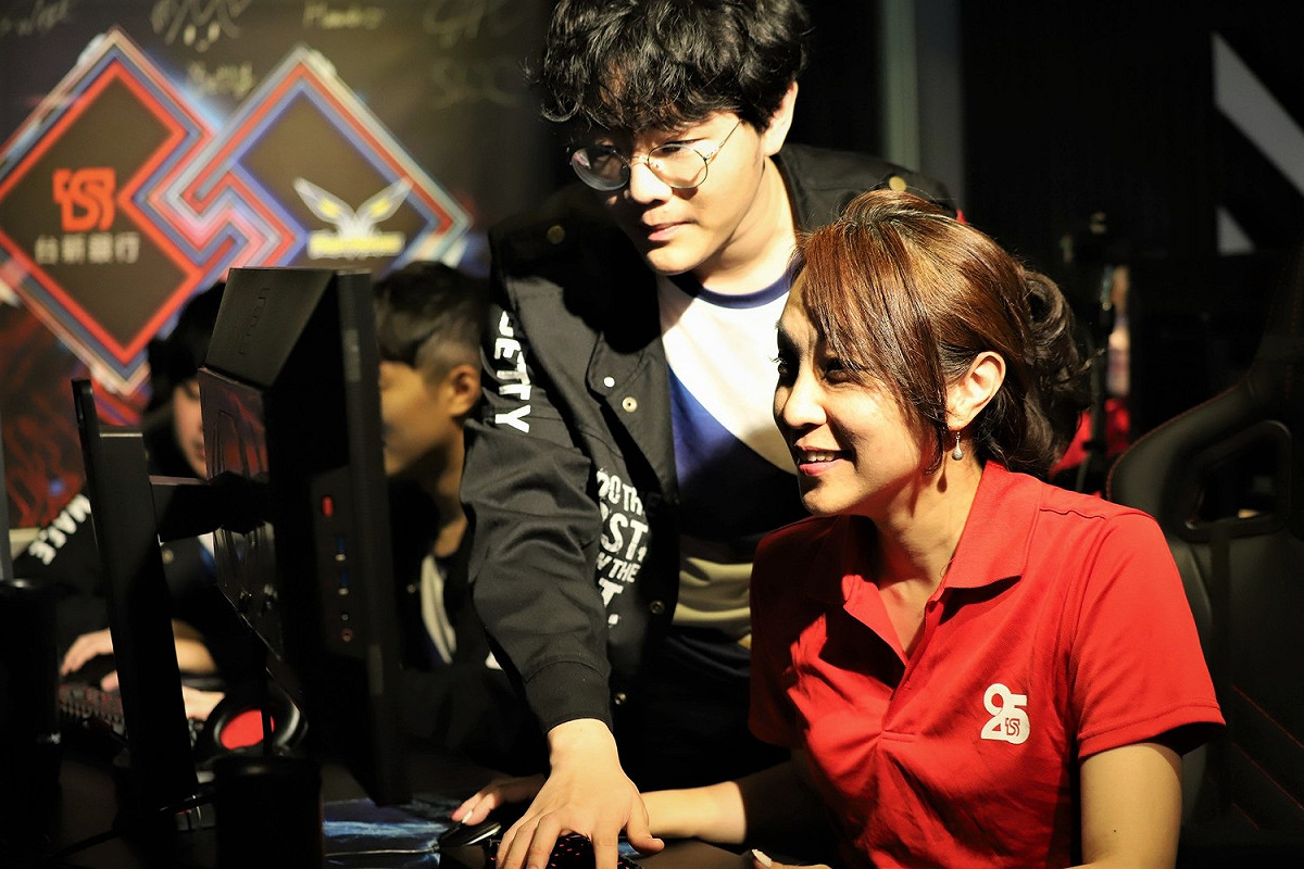閃電狼職業電競隊(Flash Wolves)今（31）日與台新銀行共同宣布結盟，台新銀行將成為閃電狼電競夥伴。 圖：蔡幸秀/攝