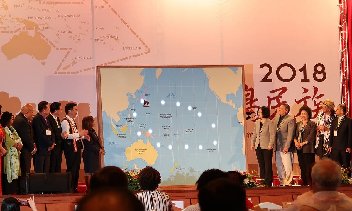2018南島民族論壇今日在台北圓山飯店舉行啟動開幕式。圖中亮點象徵古帆船航行太平洋。 圖：林朝億/攝