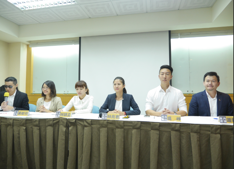 時代力量立委林昶佐(左)今天上午帶領時代力量台北市議員5名參選人共同發表台北七大共同政見。 圖/聶良恩