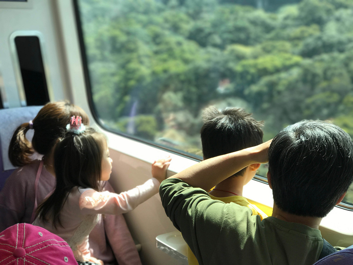 從今天起只要持有桃園市民學生卡(國小)搭乘機場捷運，就享有4折優惠。 圖：桃園捷運公司提供