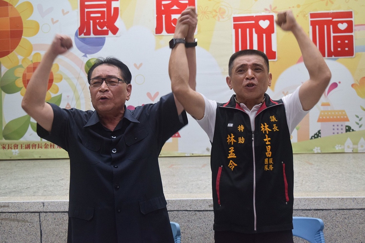台中市議長林士昌(左)今天宣布交棒給長子林孟令(右)。 圖：林士昌服務處/提供