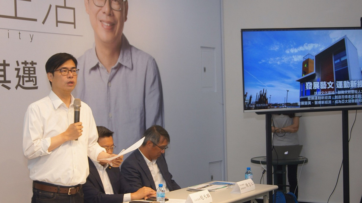 陳其邁表示，將以「招商引資 經濟市長」、「全民入股 繁榮共享」、「創新財政 平衡預算」三方向，導入經濟維新八策，打造高雄成為繁榮經濟好生活的所在。 圖/陳其邁選辦