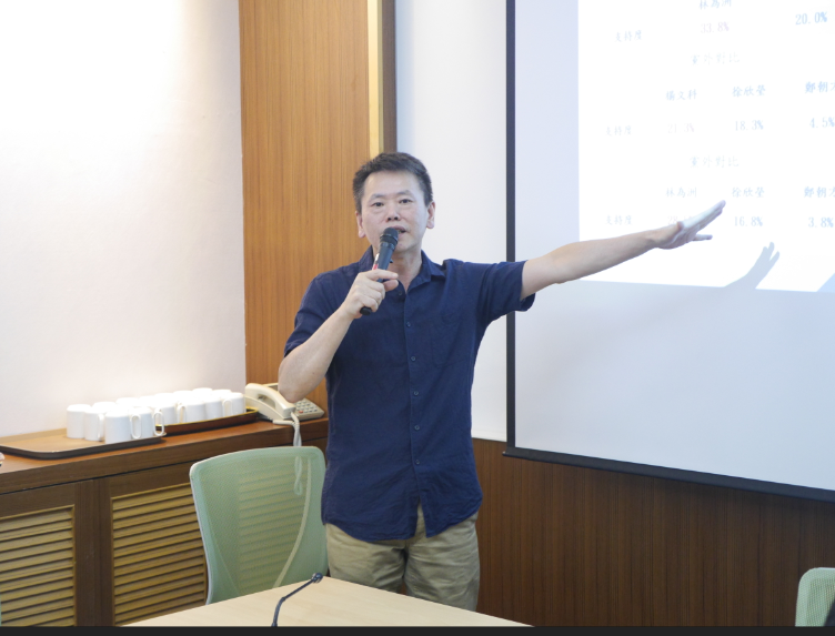 林為洲今天（１日）下午召開新竹縣長選情民調記者會，強調會用他自己的方式、參選到底。 圖：聶良恩攝