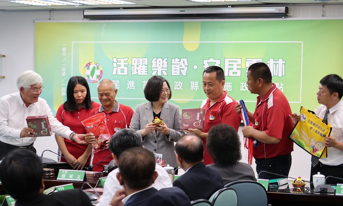 民進黨中常會今日安排雲林縣長李進勇（左一）進行專案報告。 圖：林朝億/攝