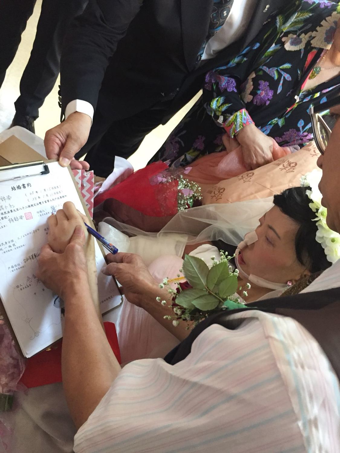 新婚妻錢小紅在病床上簽下結婚證書。 圖：應曉薇辦公室/提供