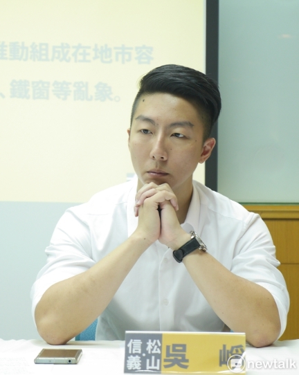 時代力量議員參選人吳崢，其競選文宣的學歷背景遭起底引起風波，今日記者會回應相關問題，林昶佐也出面緩頰。 圖：聶良恩／攝