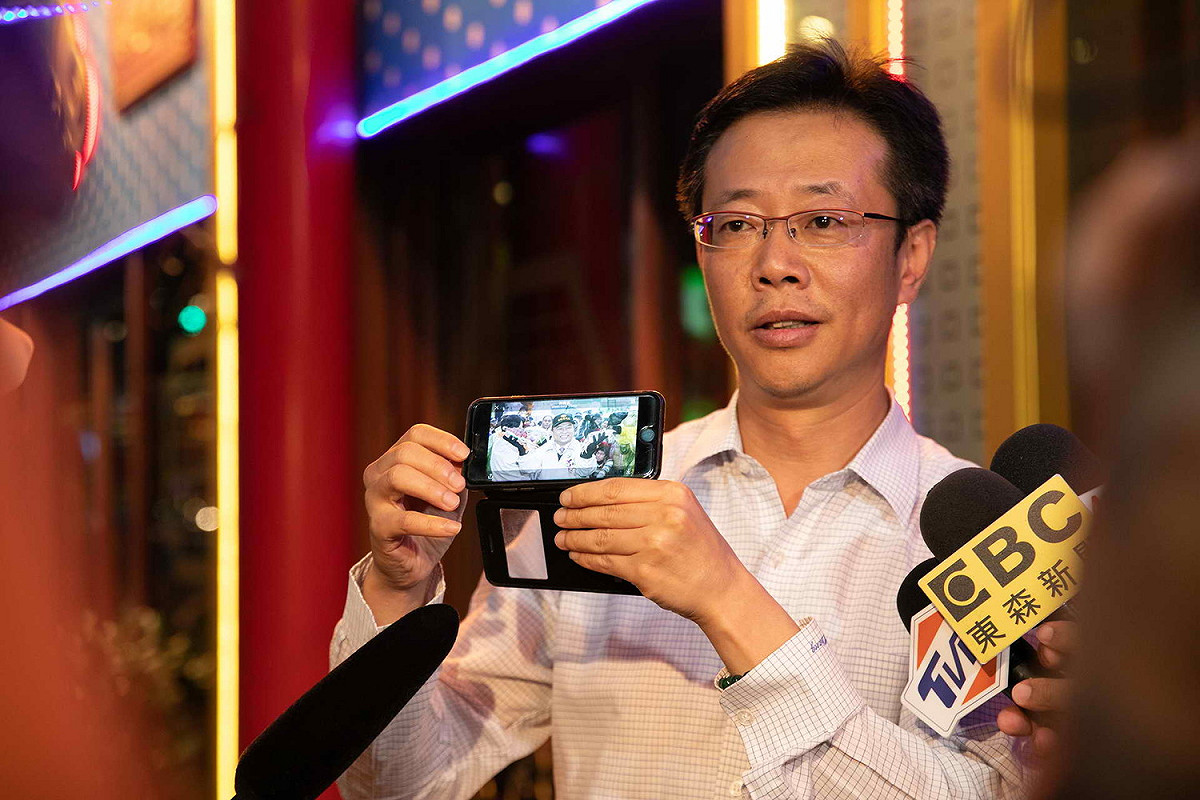 民進黨立委張宏陸秀出林錫耀代理台北縣長時，在萬里推廣螃蟹的照片。 圖：蘇貞昌競選辦公室提供