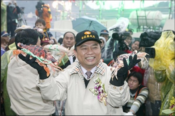 林錫耀代理台北縣長在萬里推廣螃蟹的照片。                                              圖：立委張宏陸提供