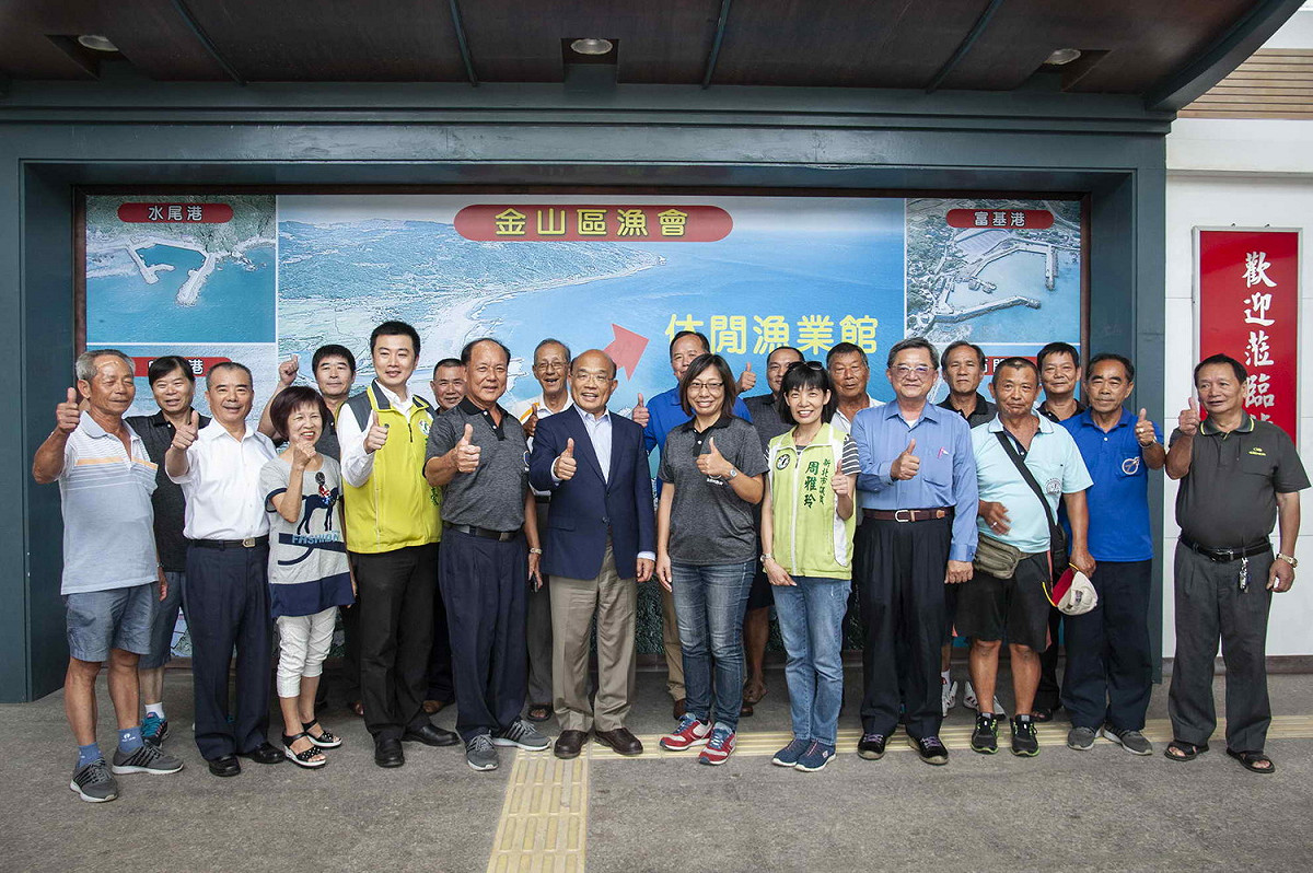昨天稱任內推廣「萬里蟹」的蘇貞昌，今天走訪金山漁會時受訪說，他當縣長時特別舉辦神明淨港，推銷「萬里的螃蟹」。 圖：蘇貞昌競選辦公室提供