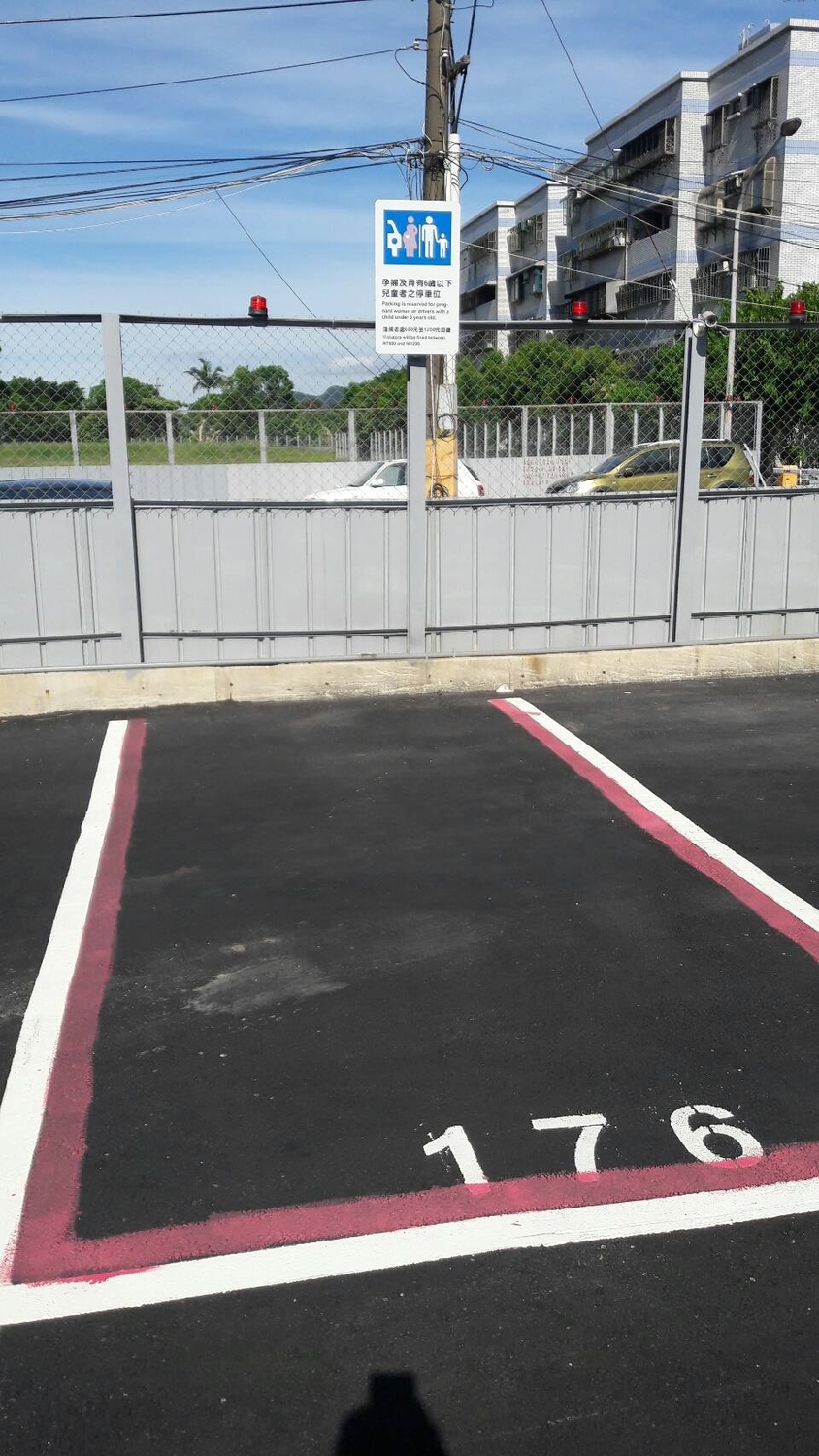 「孕婦及育有六歲以下兒童者停車位」具專用性質，停放車輛應搭載孕婦或6歲以下兒童，若違規占用，可處新台幣600元以上1,200元以下罰鍰。 圖：桃園市政府交通局/提供