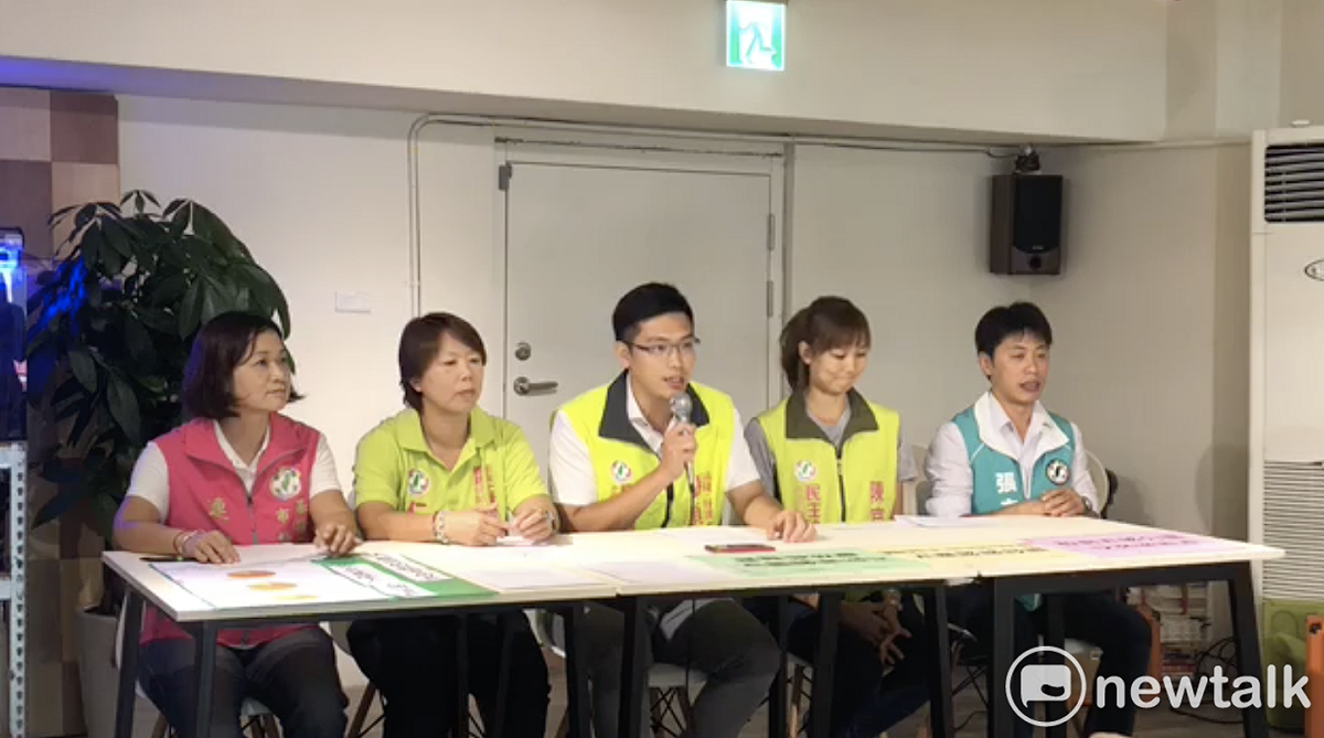 台北市教育局長曾燦金昨稱「拜託基隆、新北與桃園的教育辦好一點」，遭抨擊失言、態度傲慢。基隆市議員參選人連淑慧（左起）、鄭文婷、張顥瀚、陳宜、張之豪今日召開記者會，要求曾燦金道歉。 圖：翻攝鄭文婷臉書