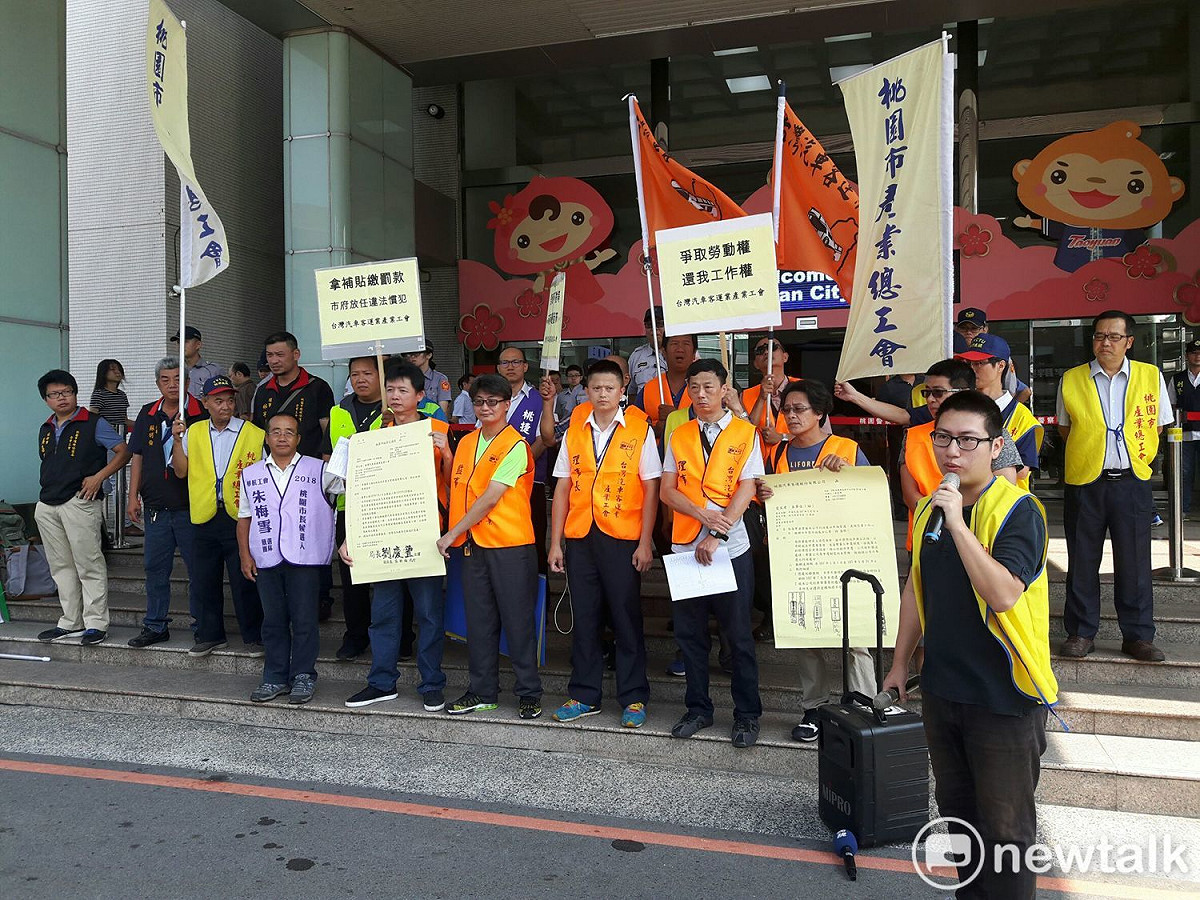 台灣汽車客運業產業工會質疑市府放水，讓長年違規不斷、默視員工權益的客運業者無懼法令規範，照樣年年領取高額政府補助款。 圖:林昀真/攝