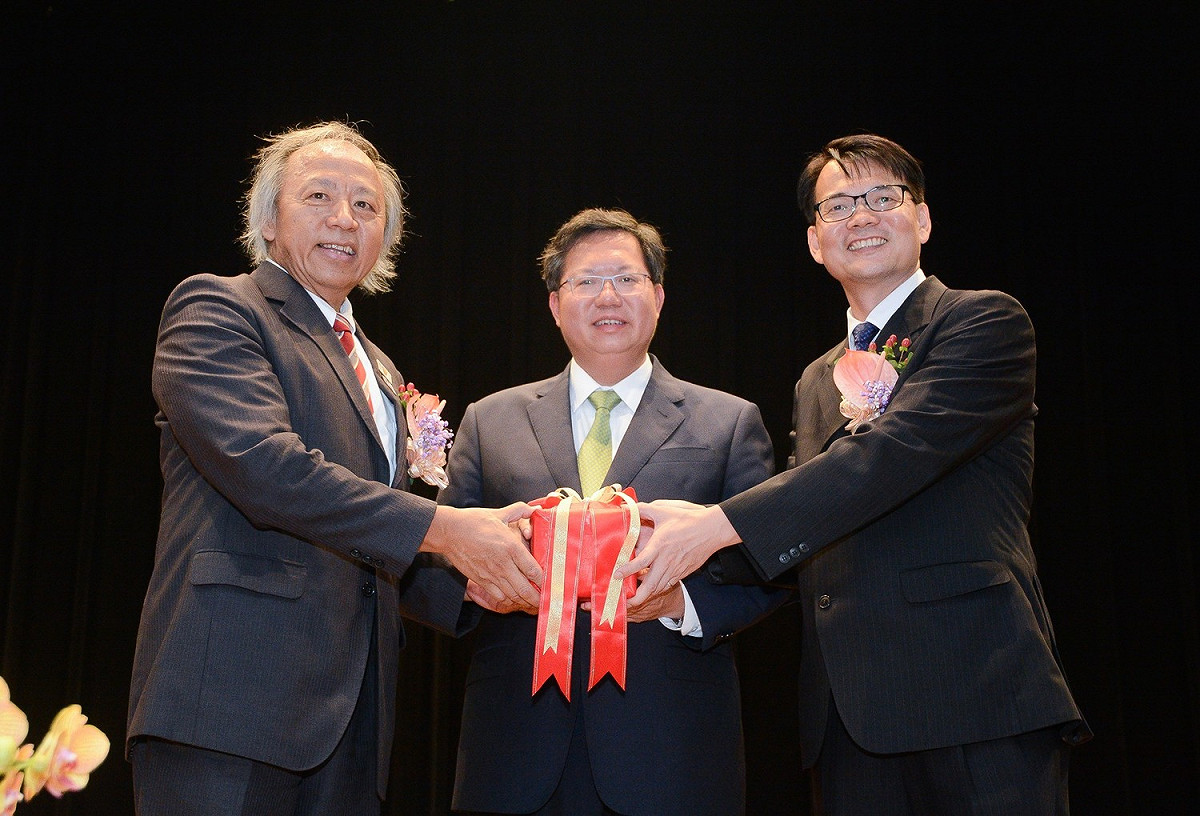 武陵高中今天舉行校長交接典禮，退休校長林清波（左）交棒給新任校長林煥周（右）。 圖:桃園市政府/提供