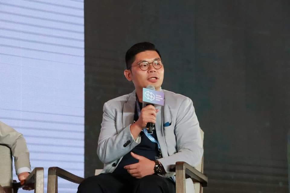中國國民黨籍立法委員許毓仁協助將奧斯陸自由論壇帶到台灣。他表示，這場活動將凸顯台灣在所處區域的民主模範地位，和威權的中國大陸形成對比，「台灣為了民主奮鬥不懈，如今在中國大陸施壓下，我們仍在爭取民主。」 圖：翻攝自許毓仁臉書