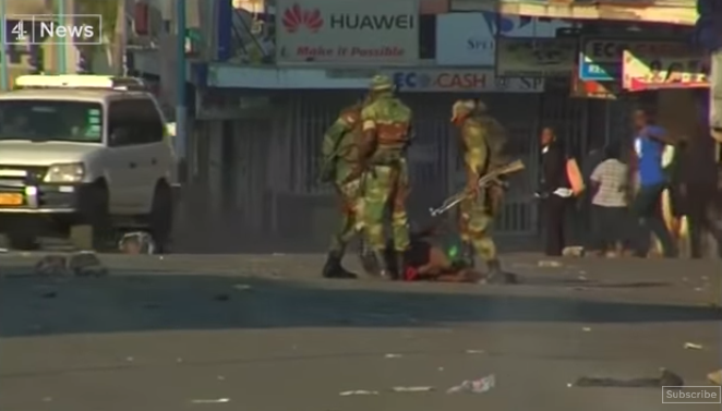 辛巴威大選遲遲不公布引發質疑，當局出動軍隊武力對付抗議民眾，數名軍人將1男子踩在地上痛毆。 圖：翻攝YouTube/ Channel 4 News