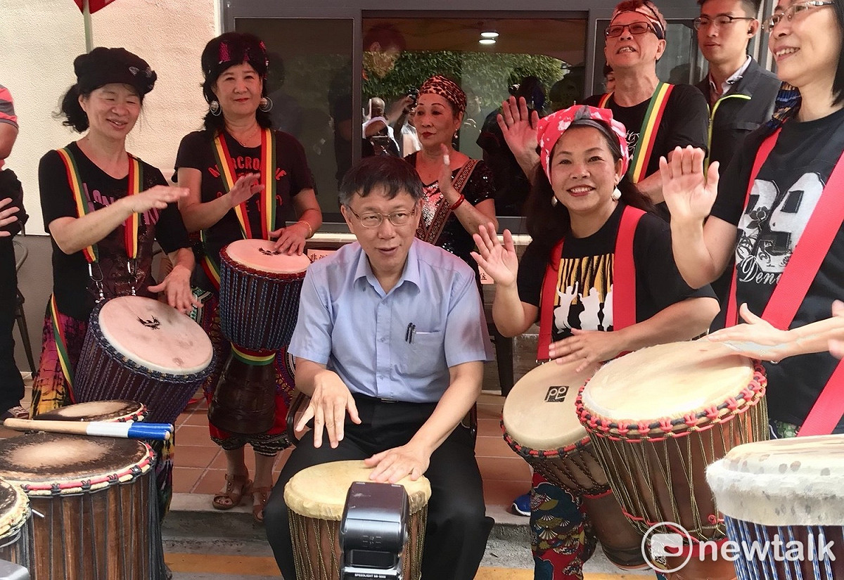 台北市長柯文哲今（2）日出席「復華長青多元服務中心」，並親自體驗非洲鼓。 圖：曾薏伃／攝