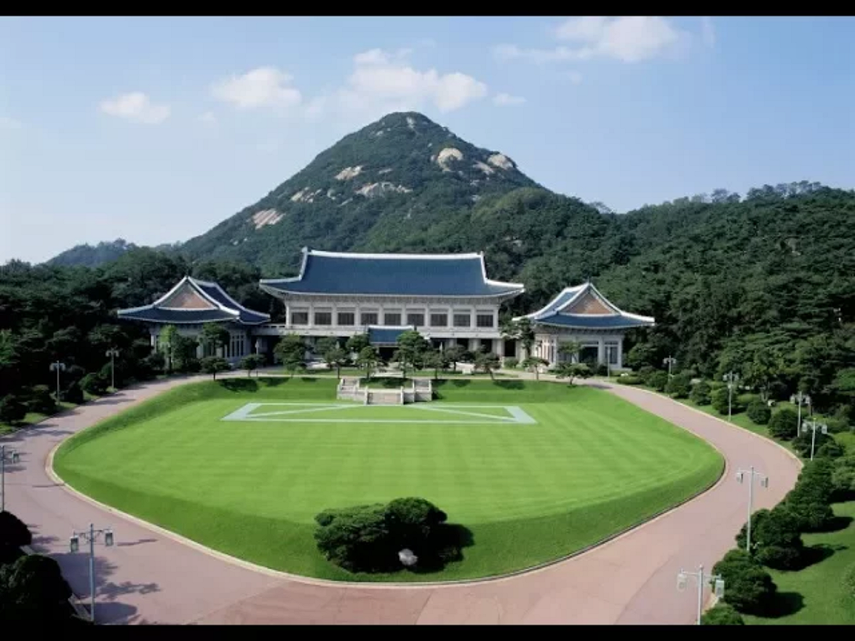 青瓦臺英文稱為「藍宮」（Blue House），是韓國的總統府，外觀上與南京中山陵頗為相像，早有中國風水師批評它的風水不好。雖然不免穿鑿附會，而有迷信之虞，但打開韓國歷任總統的「命運簿」，也確實很難讓人不信邪。 圖：翻攝自Youtube