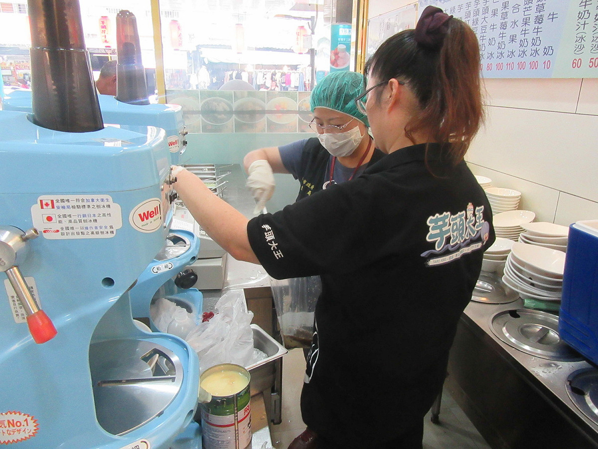 新北市衛生局赴土城區「芋頭大王」冰品名店抽驗冰品的情形。
 圖：新北市衛生局提供