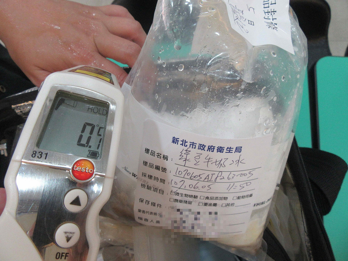 新北市衛生局赴土城區「芋頭大王」冰品名店抽驗冰品的情形。 圖：新北市衛生局提供