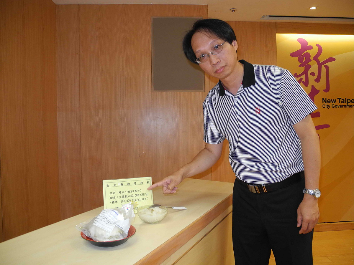 新北市衛生局副局長許朝程公布土城區「芋頭大王」冰品名店的「綠豆牛奶冰」，生菌數經兩度檢驗破表。 圖：王峻昌/攝