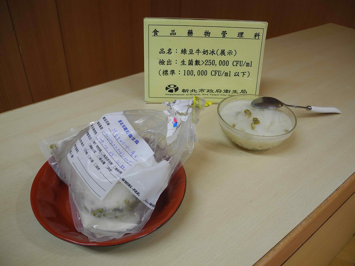 新北市衛生局副局長許朝程公布土城區「芋頭大王」冰品名店的「綠豆牛奶冰」，生菌數經兩度檢驗破表。 圖：王峻昌/攝