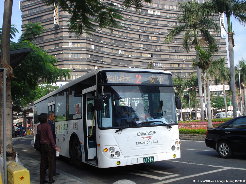 即日起台南市民只要持市民卡搭乘大台南公車，上下車刷卡即享第1段半價9元、當日第2段起免費優惠。 圖：Flickr提供Yu-Cheng Chuang開放權限