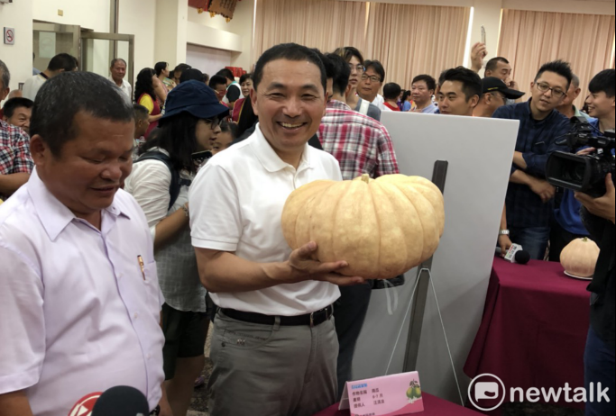 侯友宜拜會八里農會，對現場展示的農產品大南瓜嘖嘖稱奇。 圖：林昀真/攝