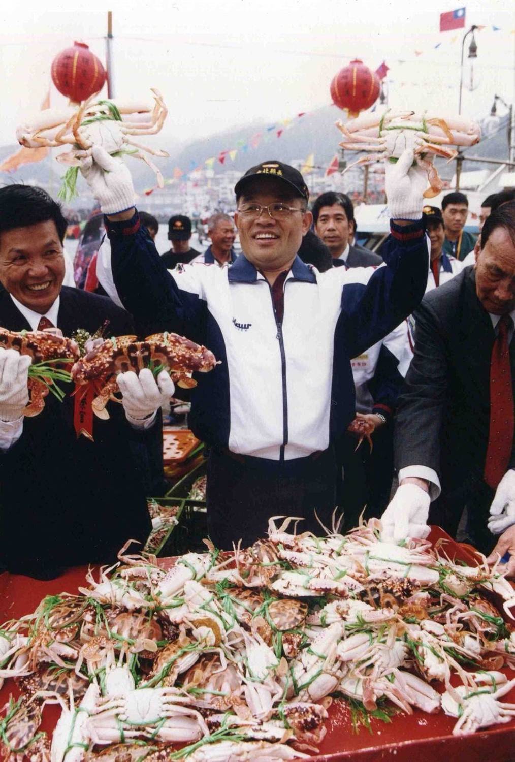 蘇貞昌在台北縣長任內辦理活動推廣行銷萬里蟹。 圖：蘇貞昌競選辦公室/提供