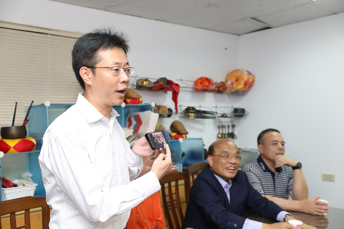 立委張宏陸指出，蘇貞昌縣長任內特別交代要推銷萬里的螃蟹，強調活動有圖有照片，大家都可以去查的。  圖：蘇貞昌競選辦公室/提供