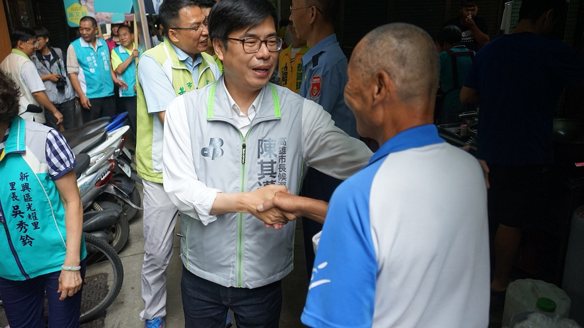陳其邁親握每位民眾的手拜託。 圖/陳其邁選辦