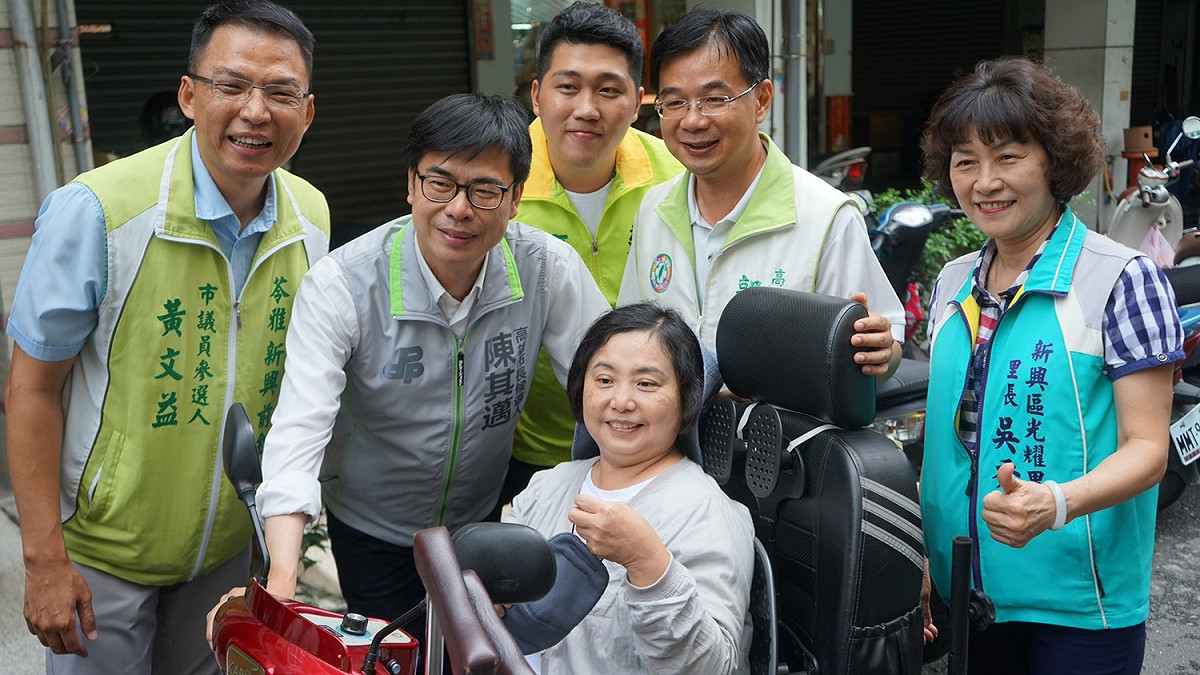 攤商及市民爭相與陳其邁合影拍照，展現基層高人氣及親和力。 圖/陳其邁選辦