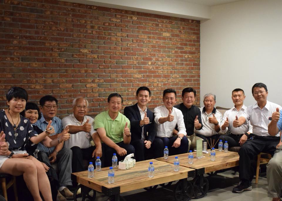 林鄭2人合體舉辦客廳會，造訪竹北民眾家中，邀集運動、科技、教育等專業領域居民一起暢談新竹共治。 圖：翻攝自鄭朝方臉書粉絲頁