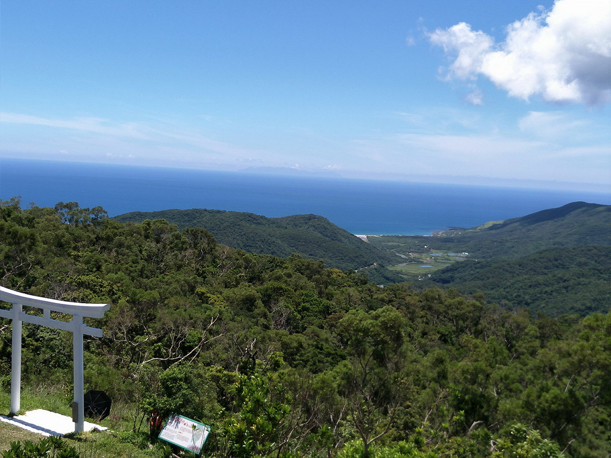 「落山風風景特定區」內的高士神社，可以遠眺整個牡丹鄉高士部落壯觀美景！ 圖：屏東縣觀傳處提供