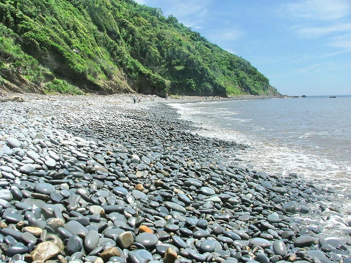「屏東縣落山風風景特定區」，區域內集結四重溪溫泉、水上草原、東源濕地等知名自然觀光景點，其中漫步阿塱壹古道邊欣賞海岸美景，是一大享受！ 圖：屏東縣觀傳處提供