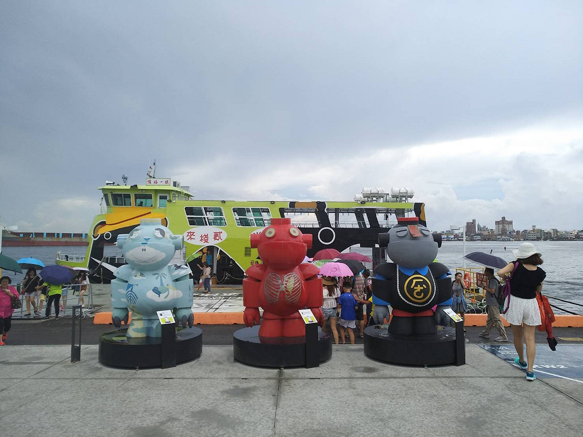可以乘坐棧貳庫的亞洲首艘電力渡輪「旗福一號」，看盡高雄海港夕陽餘暉美景，還能與LUCAS公仔拍照！ 圖：屏東縣觀傳處提供