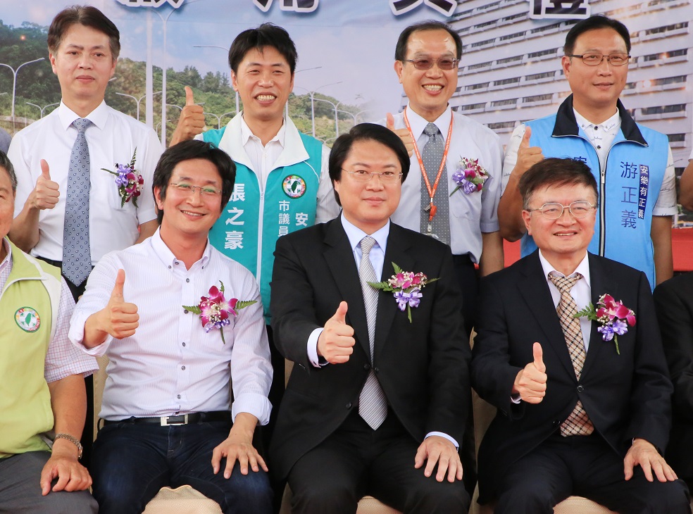 啟用典禮包括基隆市長林右昌、立委蔡適應、長庚決策委員會主委程文俊等人均出席。 圖：基隆長庚醫院/提供