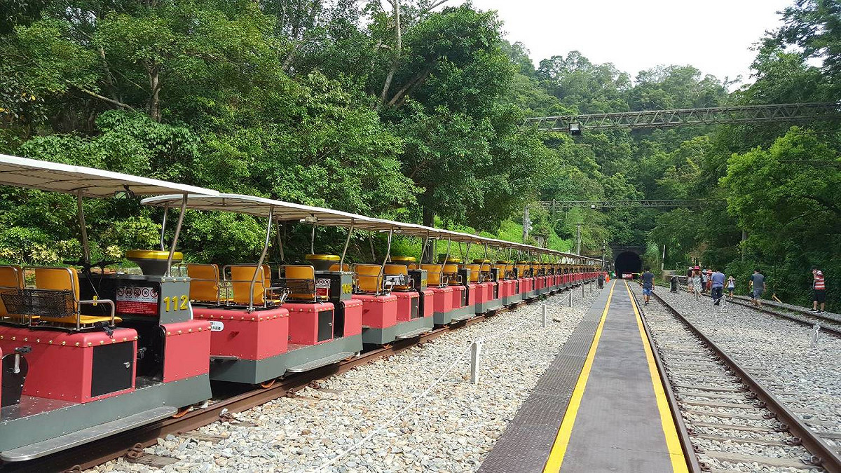 Rail Bike除了採電力輔助行駛，也有人力踩踏方式可節省電力。 圖：翻攝自苗栗縣地檢署FB