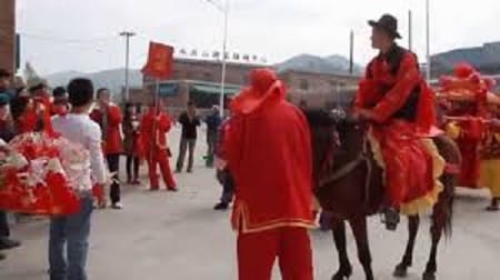 中國農村因為風氣影響，婚禮紅包是筆龐大的支出。（資料照片） 圖 : 翻攝自youtube