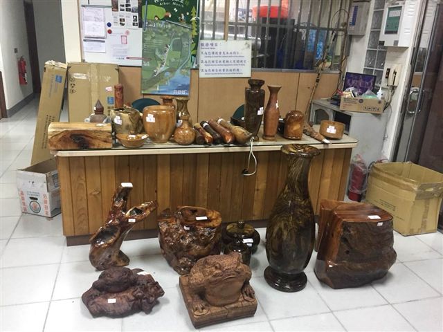 檢方查扣己製成的藝品。 圖 : 橋頭地檢署/提供
