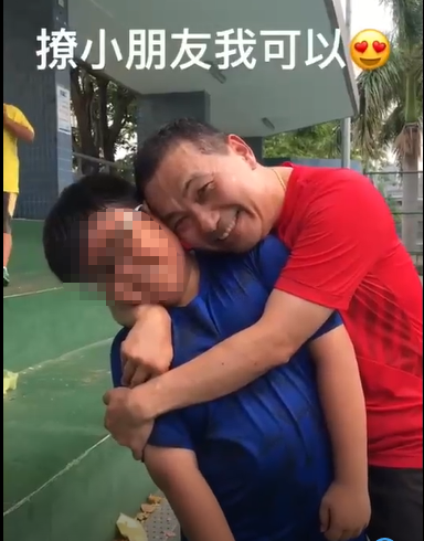 侯友宜熱情邀小朋友合照，不過有網友認為這樣的動作讓人感覺不舒服。 圖：翻攝侯友宜IG