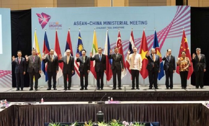 第51屆東協外長會議開幕，圖為東協與中國外長王毅齊聚新加坡。 圖：ASEAN2018 Organising Committee/提供