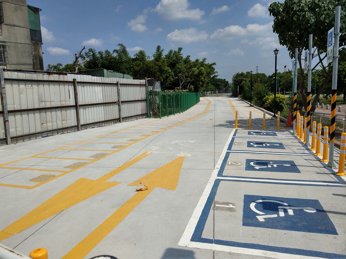 新北市交通局為了機車族停車便利，在公園旁與僑中一街交叉口的設有171個免費機車停車位，並從明(4)日12時起開放免費停車。 圖：新北市交通局/提供