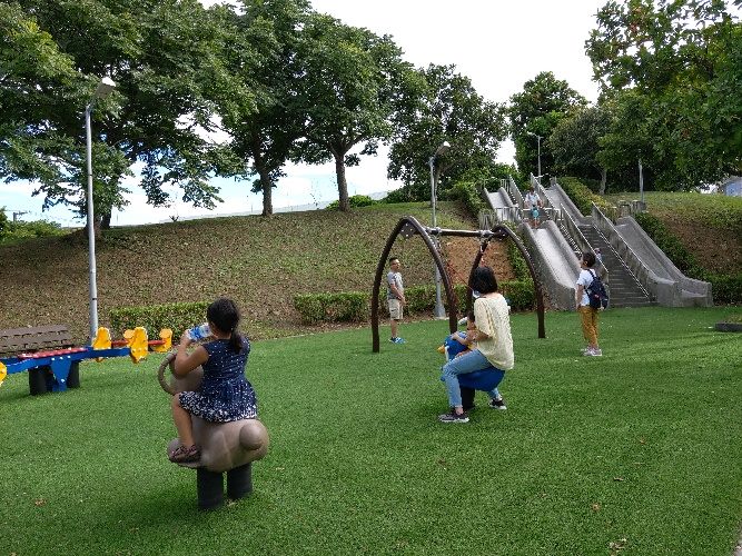 增設適合各年齡層共同使用的親子翹翹板，以及共融式鳥巢鞦韆等多元的遊具及設施。 圖：台北市工務局提供