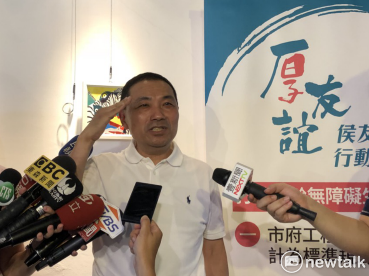 侯友宜說「Yes sir」是他最喜歡的動作，代表人與人互動的一種尊重。 圖:林昀真/攝