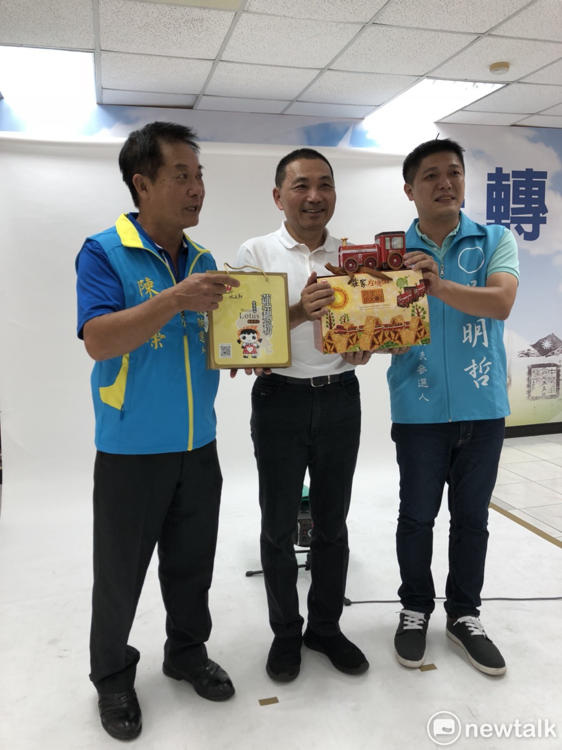 吳明哲送侯友宜方塊酥及小火車模型，希望侯幫忙行銷嘉義特產，並以「大家的火車頭」之姿，帶領大家走對的方向。 圖:林昀真/攝