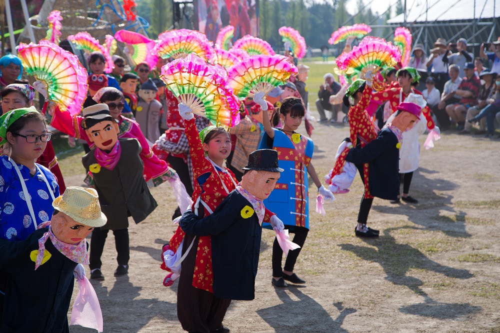 2018桃園蓮花季於活動時間從即日起至8月12日止，其中在本周末的8月4日及5日，將由在地居民演出地景環境劇場《戀戀海客庄》。 圖：桃園市文化局提供