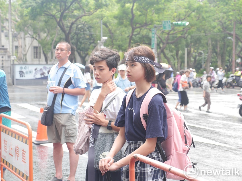 一旁的孩童也不忘關心動物生存的權益。 圖：聶良恩／攝