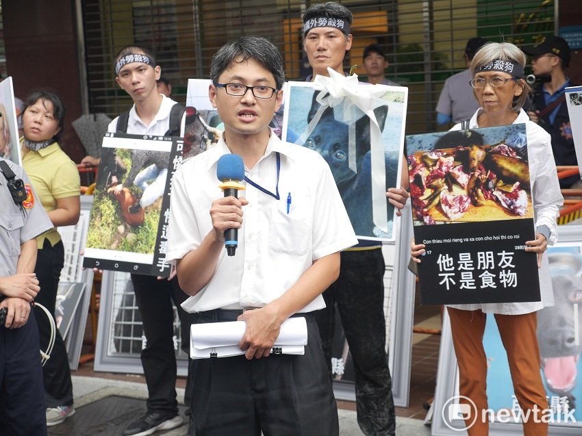 勞動部勞動力發展署跨國勞動力管理組專門委員莊國良出面回應，中間一度落跑，被動保人士嚴厲指責。 圖：聶良恩／攝