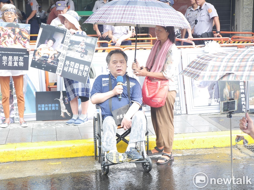 動保人士黃泰山頂著一場大雨也要發聲，要求勞動部出面說明，給個合理的答案。 圖：聶良恩／攝