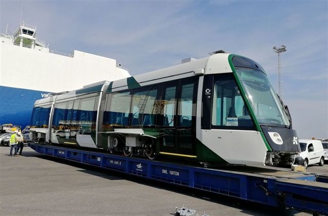 高雄環狀輕軌二階段系統工程將採用法國阿爾斯通Alstom製造的CITADIS 305系列車輛，己從比利時安特衛普（ANTWERP）港口裝運啟航。 圖：高雄市捷運局/提供